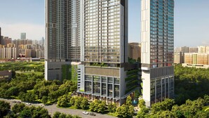 Um edifício alto com vários andares, janelas amplas e design arquitetônico moderno.