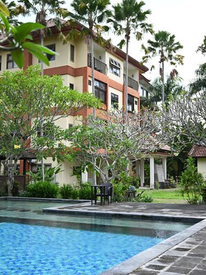 Una piscina al aire libre