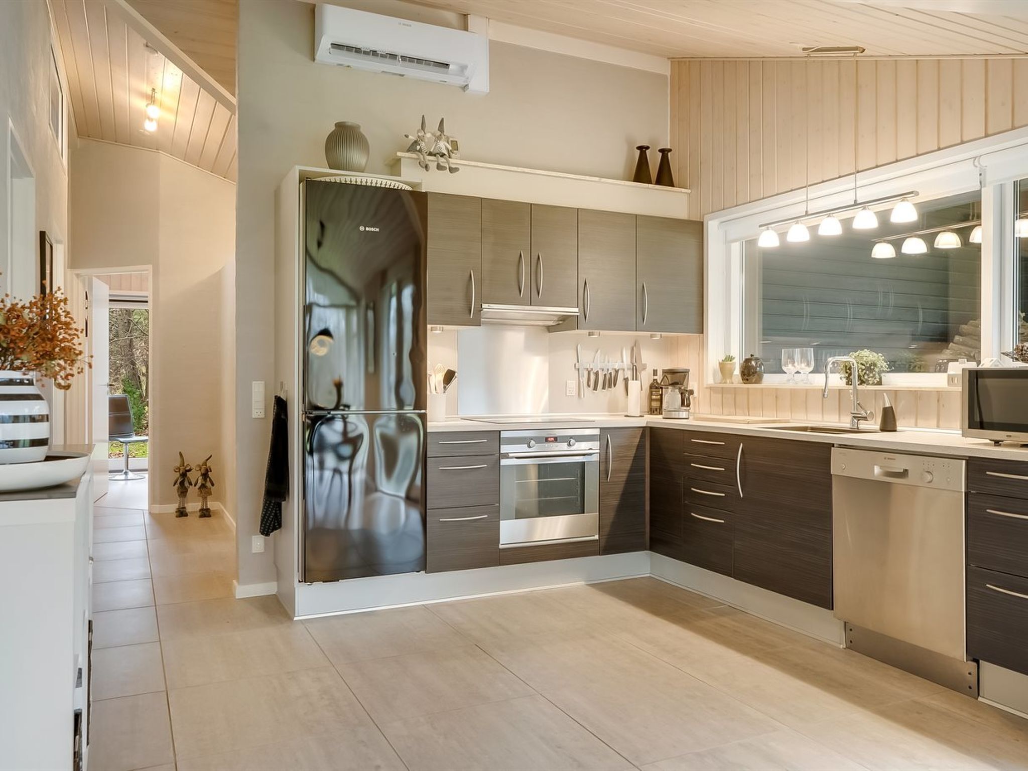 Jääkaappi, mikroaaltouuni, astianpesukone