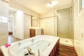 Dusche, Haartrockner, Handtücher