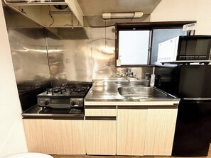 Fridge, microwave, stovetop, cookware/dishes/utensils - A crosscultural space with shrines and Japanese a / Sumida Ward Tokyo (Sumida Ward)