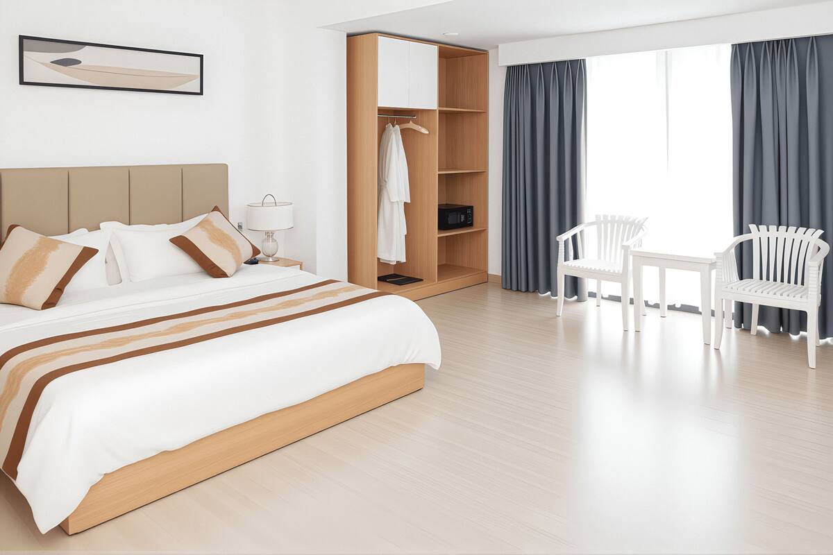 Une chambre d’hôtel moderne dotée d’un grand lit, d’une armoire, d’un bureau avec une chaise et offrant une vue sur l’extérieur.