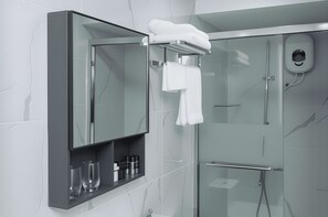 Superior Double Room | Bathroom | Shower, hydromassage showerhead, free toiletries, hair dryer - Vienna Hotel VN (Ho Chi Minh City)