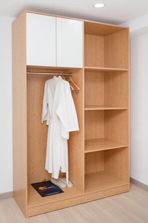 베이직 더블룸 | 메모리폼 침대, 책상, 무료 WiFi