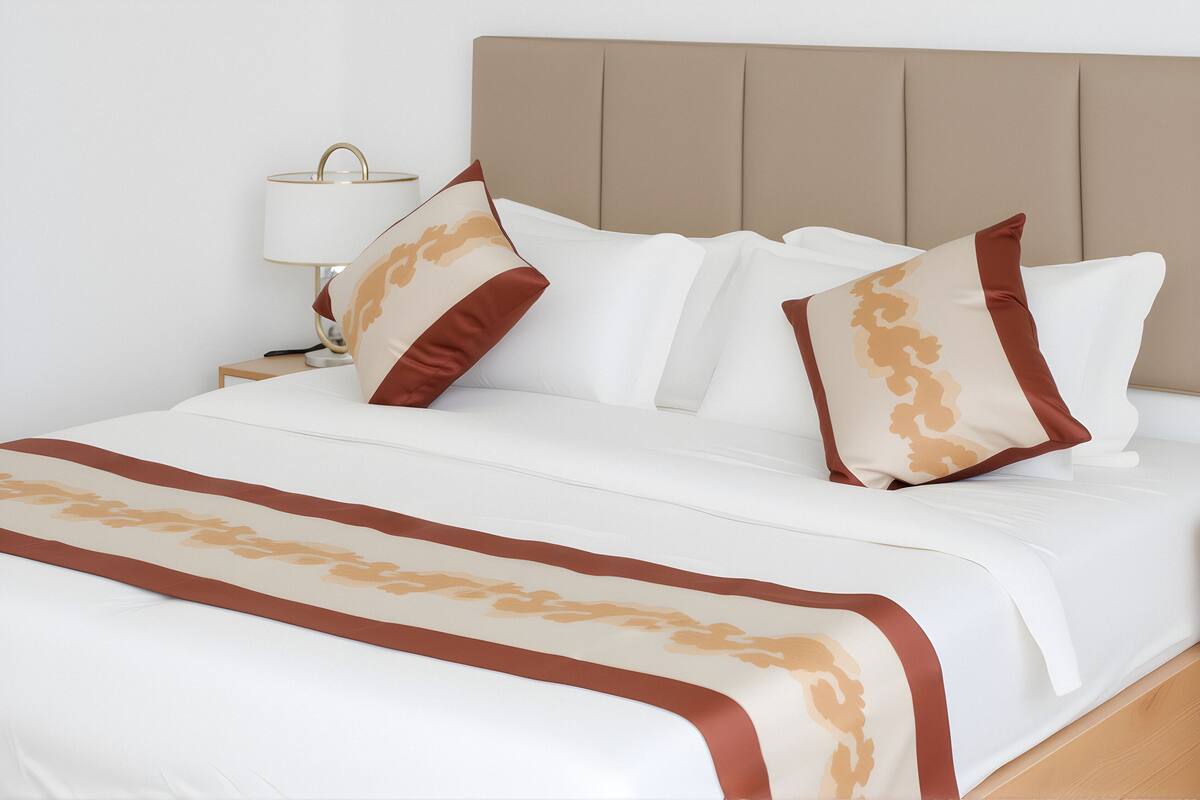 Chambre de base double | Lit avec matelas en mousse à mémoire, bureau, système d’insonorisation