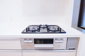 Fridge, microwave, stovetop, cookware/dishes/utensils