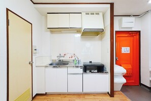 Fridge, microwave, stovetop, cookware/dishes/utensils - Living with Scandinavian furniture 2 minutes from / Sumida Ward Tokyo (Sumida Ward)