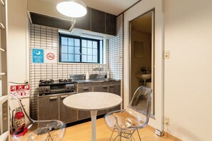 Kühlschrank, Mikrowelle, Herdplatte, Kochgeschirr/Geschirr/Besteck