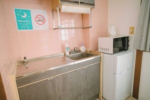 Jääkaappi, mikroaaltouuni, liesi, keittoastiat/astiat/ruokailuvälineet