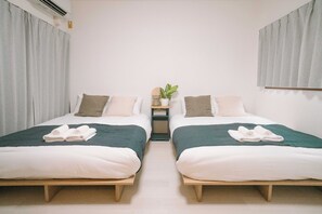 Escritorio, wifi gratis y ropa de cama 