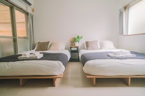 Escritorio, wifi gratis y ropa de cama 