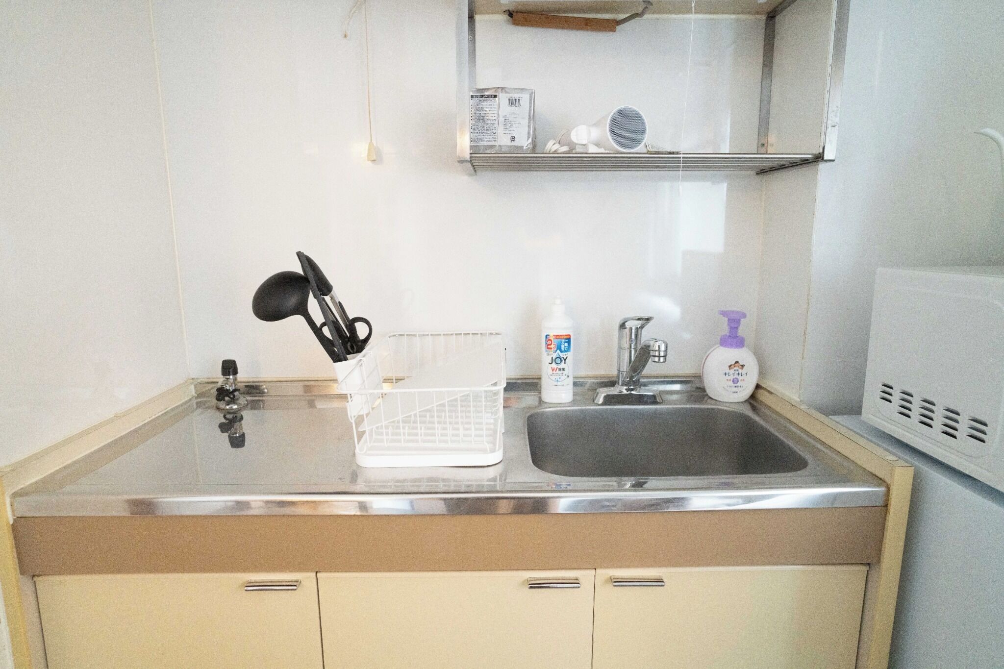 Fridge, microwave, stovetop, cookware/dishes/utensils