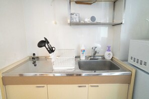 Kühlschrank, Mikrowelle, Herdplatte, Kochgeschirr/Geschirr/Besteck