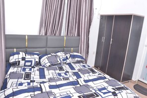 Apartment, 3 Bedrooms, Smoking - Luxurious 3-bedroom Apartment in Alimosho, Lagos (Lagos)