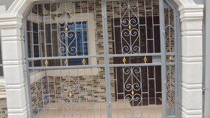 Unclassified image, 5 of 10, button - Luxurious 3-bedroom Apartment in Alimosho, Lagos (Lagos)