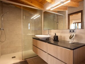 Douche, sèche-cheveux