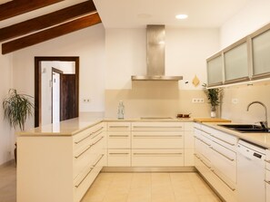 Microwave, oven, dishwasher, coffee/tea maker - Villa Cañero by SunVillas Mallorca (POLLENÇA)