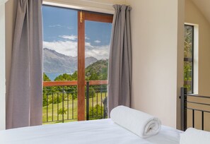 1 bedroom, free WiFi, bed sheets - Arc House | 5min to Town • Spacious Loft House (Queenstown)