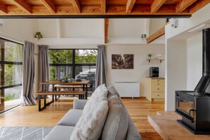 Smart TV, fireplace, books - Arc House | 5min to Town • Spacious Loft House (Queenstown)