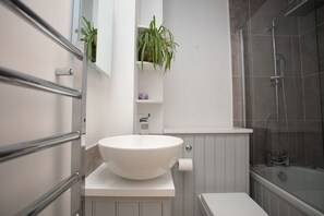 Hair dryer, towels, soap, shampoo - Seaford Stunning Sea View Flat (Seaford)