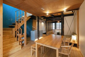 Escritorio, wifi gratis y ropa de cama 