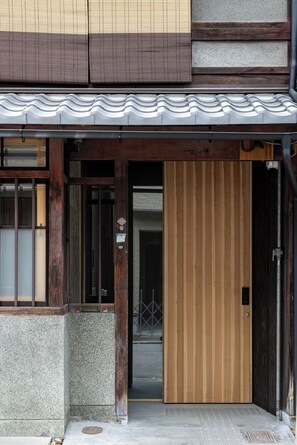 Exterior detail - Nonsmoking Annex Akatsuki / Kyoto City Kyōto (Kyoto City)