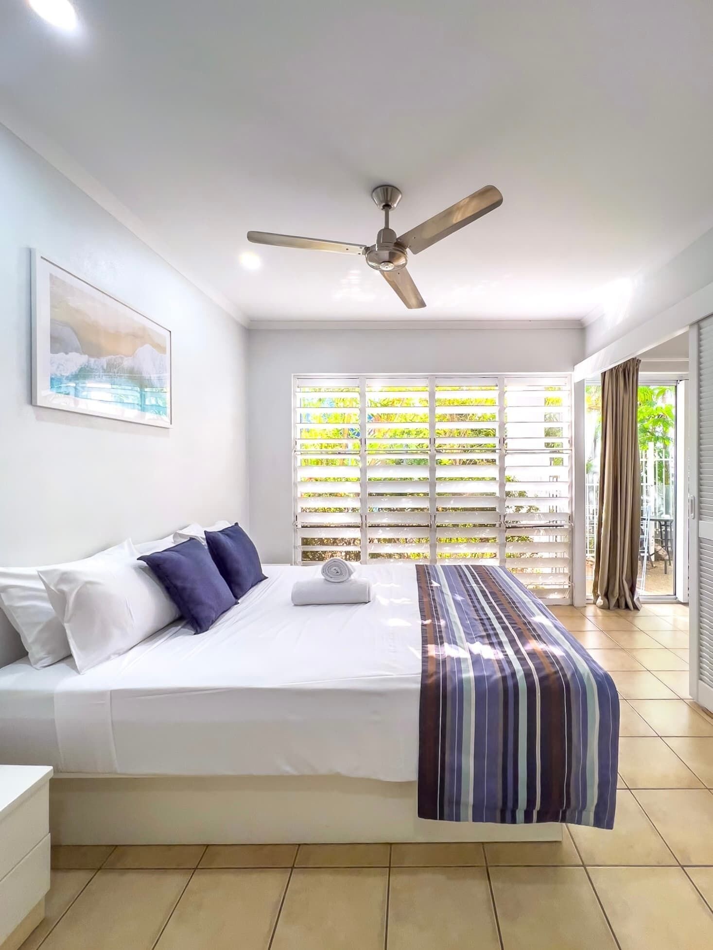 1 dormitorio, tabla de planchar con plancha, wifi y ropa de cama