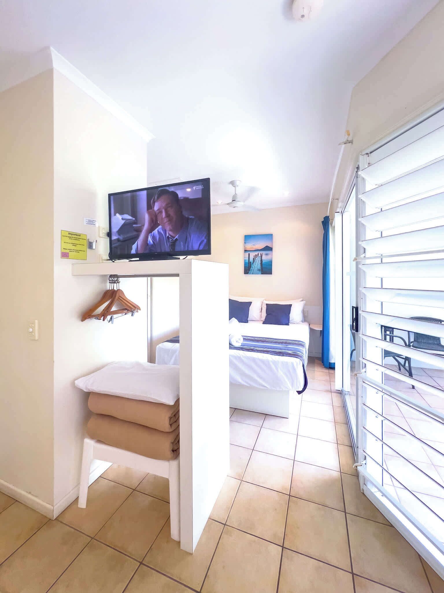 Tabla de planchar con plancha, wifi, ropa de cama