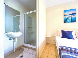 Ducha, secador de pelo y toallas