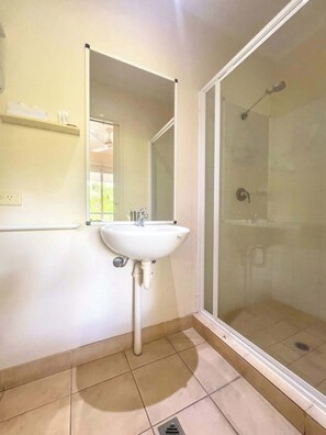 Dusche, Haartrockner, Handtücher