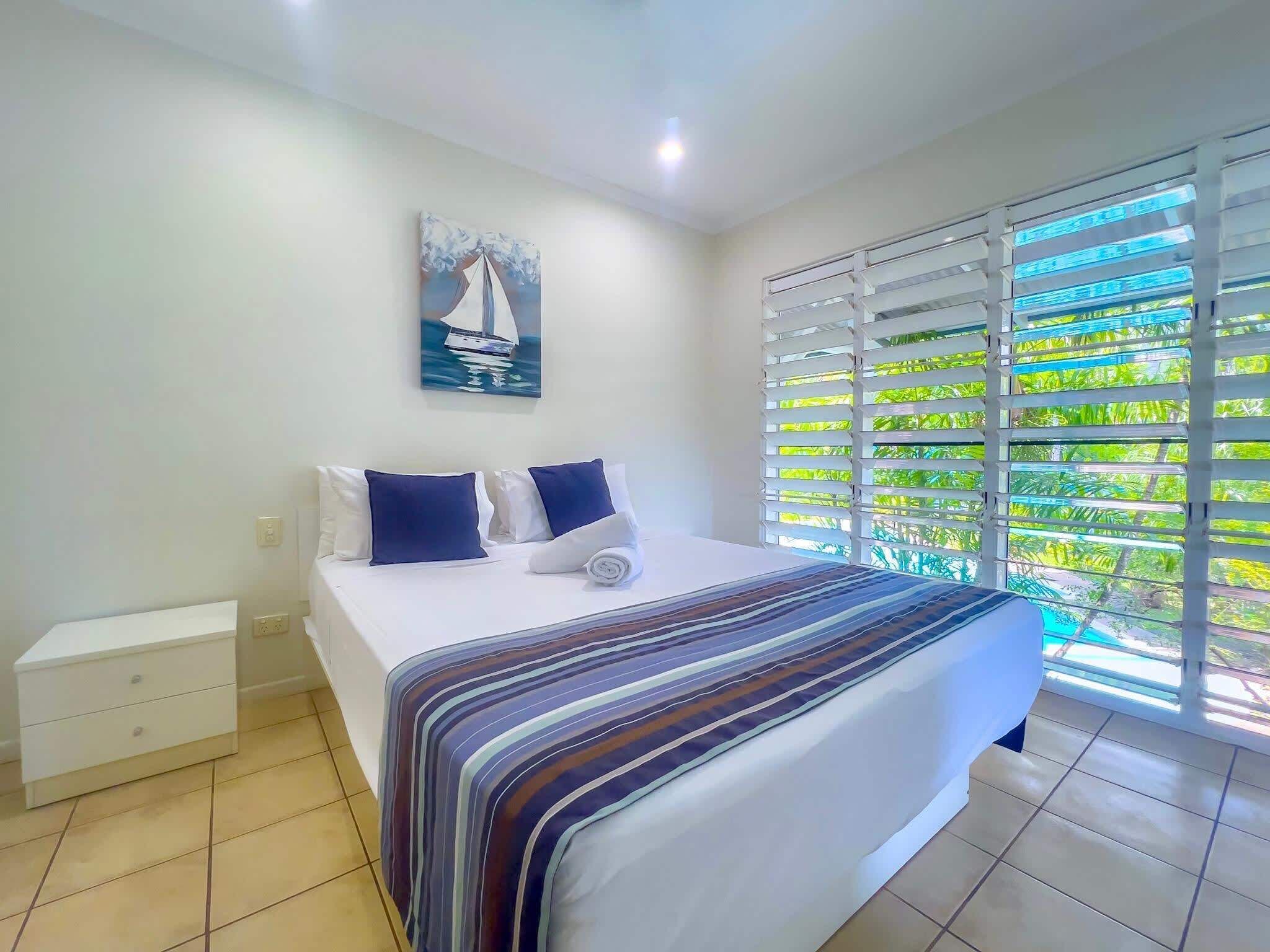 1 dormitorio, tabla de planchar con plancha, wifi y ropa de cama