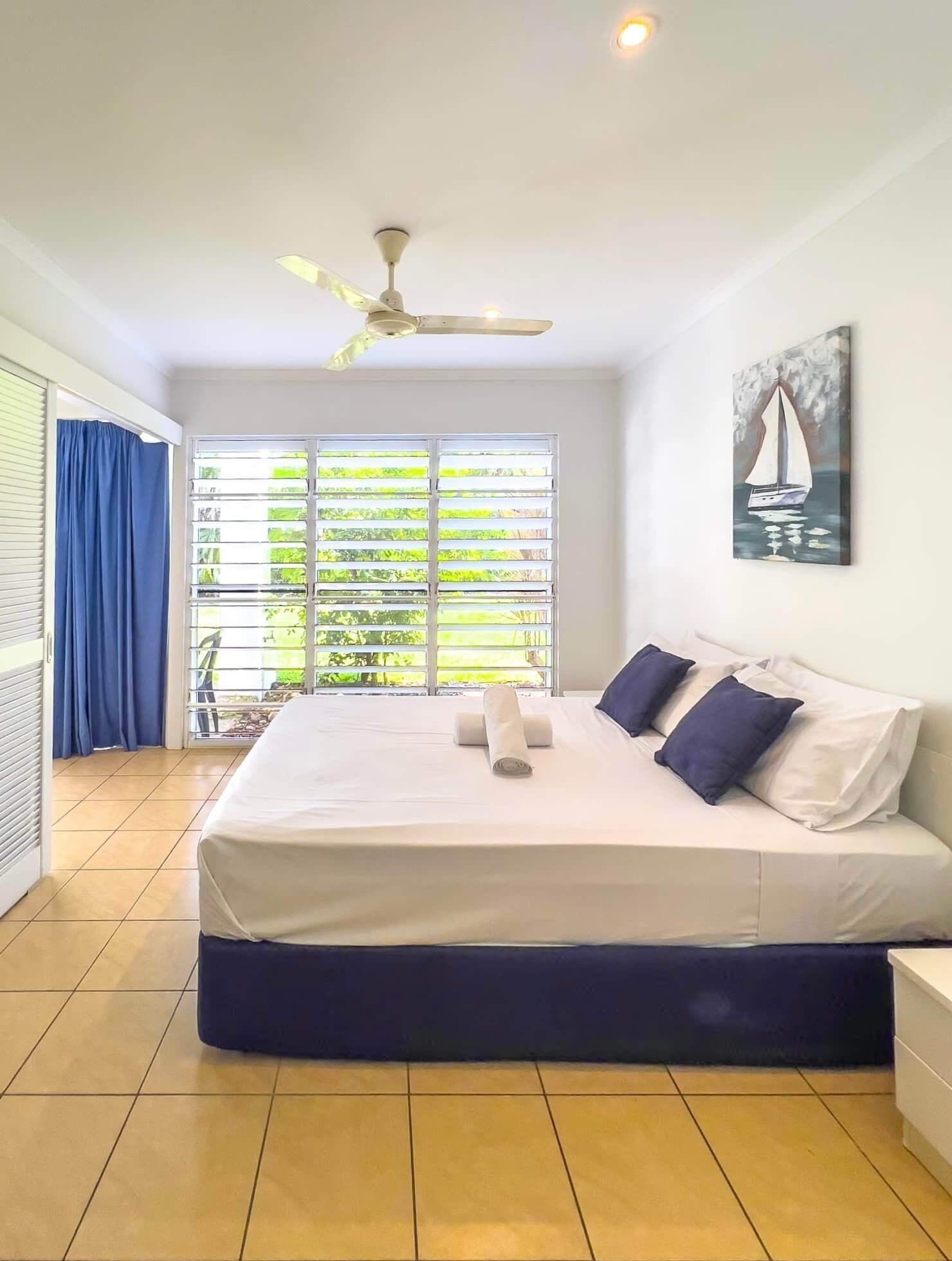 1 dormitorio, tabla de planchar con plancha, wifi y ropa de cama