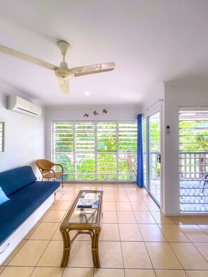 TV - Whitsundays Mango House Studio - Pool & Garden (Airlie Beach)