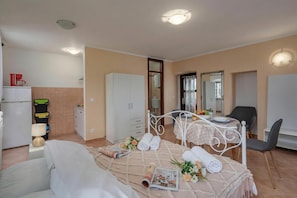 标准开间 (Apartment Iva 2) | 起居区 | 21-英寸智能电视(配备数码频道)