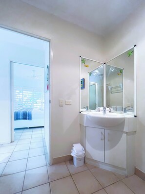 Shower, hair dryer, towels - Mango House Escape To (Airlie Beach)