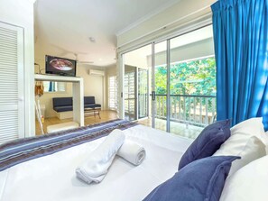 Iron/ironing board, WiFi, bed sheets - Mango House Eden Villa (Airlie Beach)