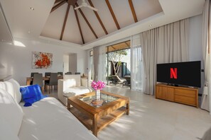 Biệt thự có thiết kế đặc sắc, 3 phòng ngủ, hồ bơi riêng, quang cảnh hồ bơi | Khu phòng khách