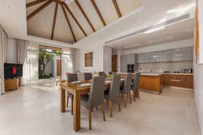 设计别墅, 3 间卧室, 私人游泳池, 泳池景观 | 客房内用餐