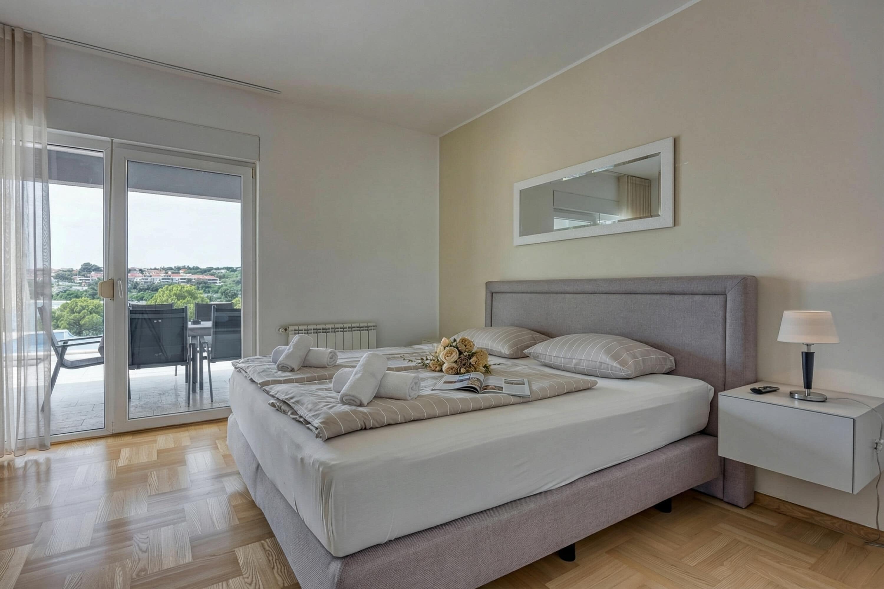 Familieleilighet, flere soverom, 2 bad (Elegant Panoramic Seaview Apartment 1) | 2 soverom, wi-fi (inkludert) og sengetøy