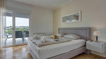 Familieleilighet, flere soverom, 2 bad (Elegant Panoramic Seaview Apartment 1) | 2 soverom, wi-fi (inkludert) og sengetøy