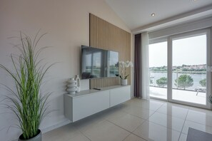 Familie appartement, meerdere slaapkamers, 2 badkamers (Elegant Panoramic Seaview Apartment 3) | Uitzicht vanuit de kamer