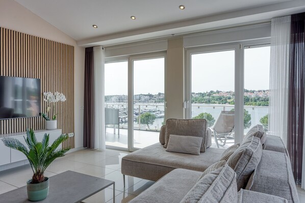 Familie appartement, meerdere slaapkamers, 2 badkamers (Elegant Panoramic Seaview Apartment 3) | Woonruimte | Een 21-inch flatscreentelevisie met digitale zenders