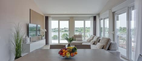 Family Apartment, Multiple Bedrooms, 2 Bathrooms (Elegant Panoramic Seaview Apartment 3) | Living area