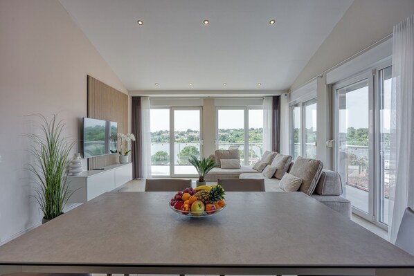 Familie appartement, meerdere slaapkamers, 2 badkamers (Elegant Panoramic Seaview Apartment 3) | Woonruimte | Een 21-inch flatscreentelevisie met digitale zenders