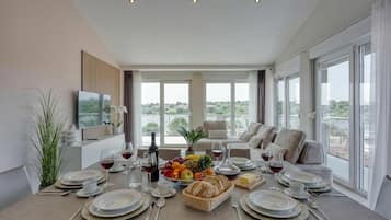 Familienapartment, 2 Schlafzimmer, 2 Bäder (Elegant Panoramic Seaview Apartment 3) | Wohnbereich
