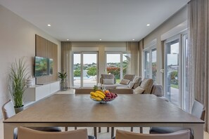 Familie appartement, meerdere slaapkamers, 2 badkamers (Elegant Panoramic Seaview Apartment 2) | Woonruimte | Een 21-inch flatscreentelevisie met digitale zenders