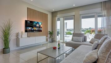 Appartement Familial, plusieurs chambres, 2 salles de bains (Elegant Panoramic Seaview Apartment 2) | Coin séjour | Télévision à écran plat de 21 pouces avec chaînes numériques