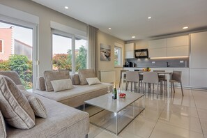 Familjelägenhet - flera sovrum - 2 badrum (Elegant Panoramic Seaview Apartment 2) | Vardagsrum | 21-tums platt-tv med digitalkanaler