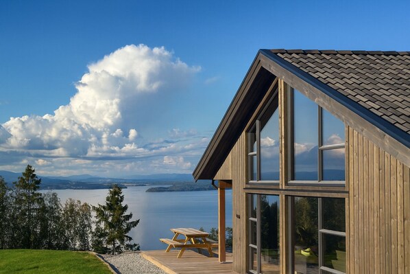 Outdoor dining - Luxury cabin, Wellness and view over the Tyrifjord (Vikersund)