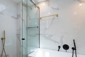Shower, hair dryer, shampoo - Elegant 3BD Waterview Terrace in The Rocks CBD (Millers Point)